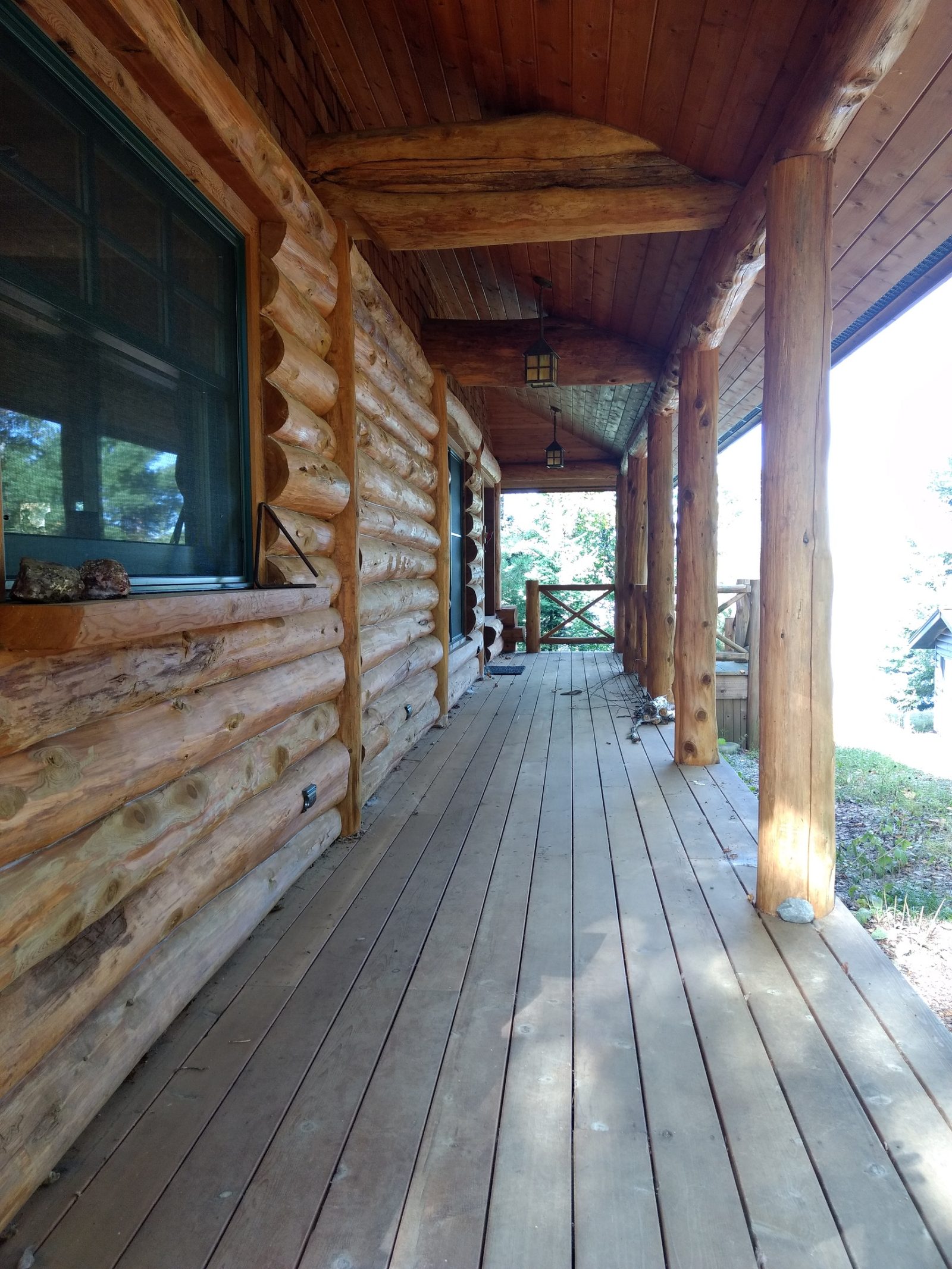 Entry side covered walklway